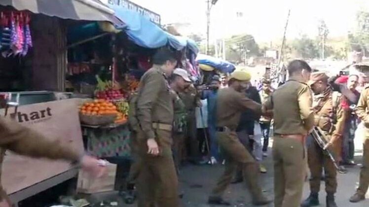 जम्मू के बस स्टैंड पर फेंका गया ग्रेनेड (फोटो-ANI)