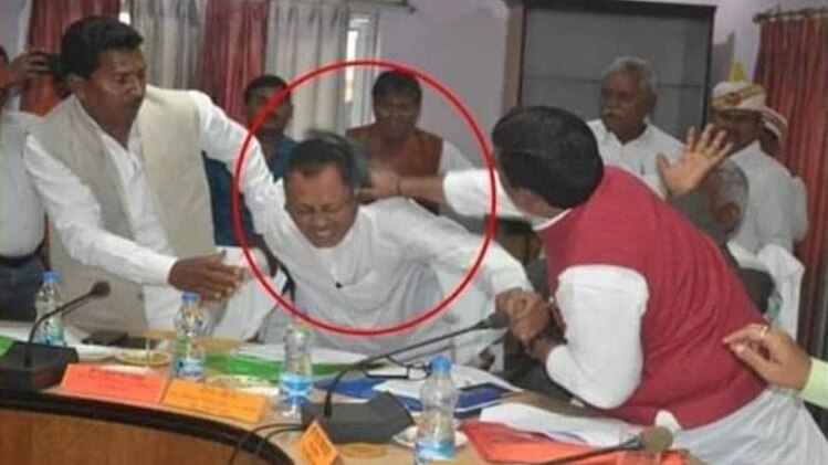 सासंद शरद त्रिपाठी विधायक राकेश सिंह बघेल को जूता मारते हुए