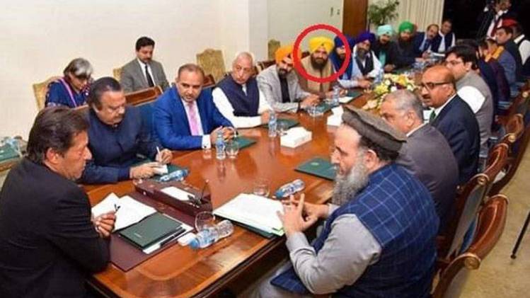 गोपाल चावला के साथ मीटिंग करते इमरान खान (फोटो-ट्विटर)