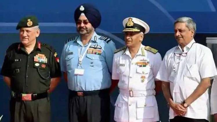 देश के पूर्व रक्षा मंत्री पर्रिकर सेना के तीनों प्रमुखों के साथ (फाइल फोटो)