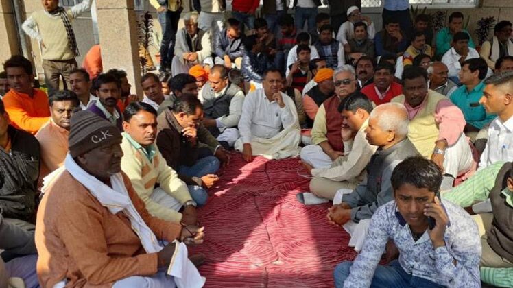 धरने पर बैठे विधायक राकेश सिंह बघेल