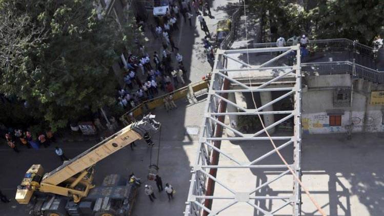 ब्रिज हादसे के बाद की तस्वीर (फोटो-AP)