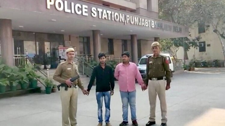 पुलिस पकड़े गए आरोपी से पूछताछ कर रही है (फोटो- हिमांशु मिश्रा)