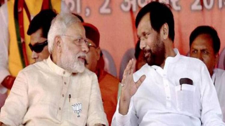 प्रधानमंत्री नरेंद्र मोदी के साथ राम विलास पासवान (फाइल फोटो)