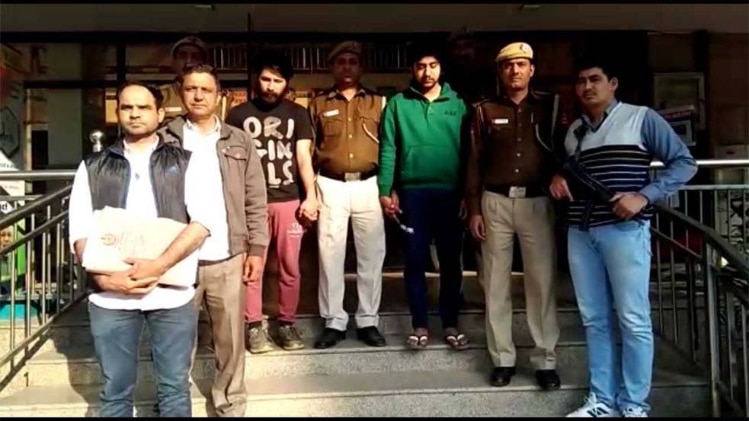 पुलिस की गिरफ्त में आरोपी( फोटो- अनुज मिश्रा )