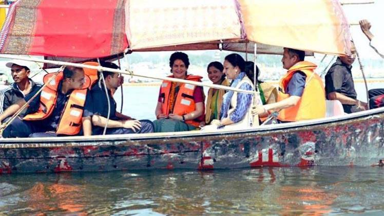 बोट यात्रा के दौरान प्रियंका गांधी