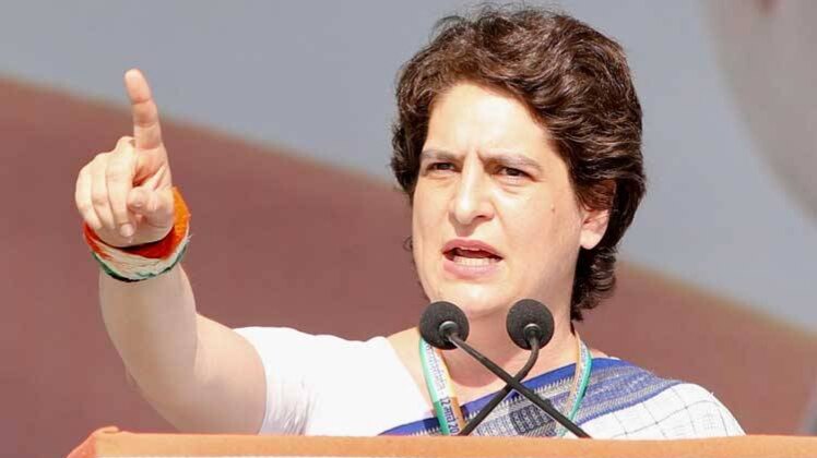 गांधीनगर में रैली को संबोधित करतीं प्रियंका गांधी.