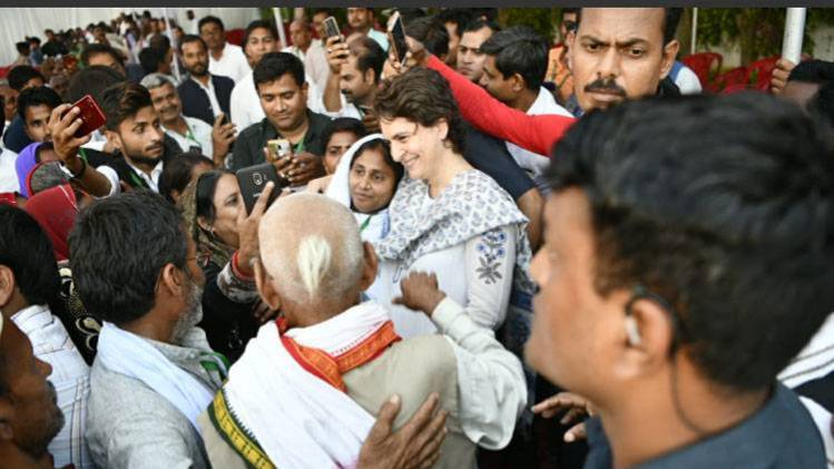 कार्यकर्ताओं के बीच में प्रियंका गांधी (फोटो-ट्विटर)