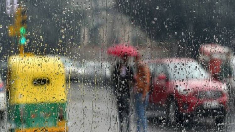 दिल्ली में मार्च में इतनी बारिश और ठंड पड़ रही जितनी पिछले चार सालों में नहीं पड़ी