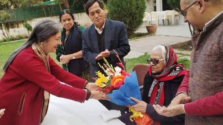 रमणिका सम्मान पुरस्कार के अवसर पर रमणिका गुप्ताः फोटो सौजन्य- फेसबुक