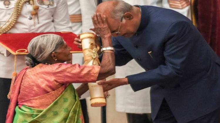 राष्ट्रपति कोविंद को आशीर्वाद देते हुए थिमक्का (फोटो ट्विटर) 