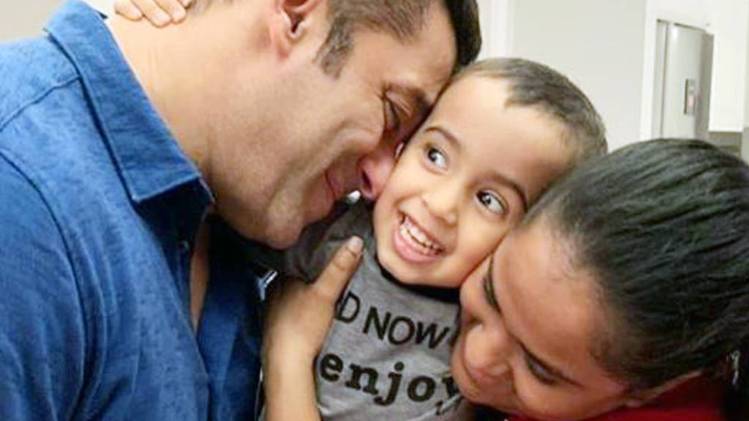 सलमान खान संग अर्प‍िता और आह‍िल 