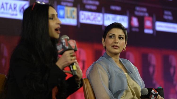 शोमा चौधरी के साथ बातचीत के दौरान सोनाली बेंद्रे