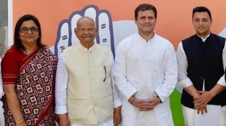 पूर्व केंद्रीय मंत्री सुखराम (बाएं से दूसरे) राहुल गांधी के बगल में हैं आश्रय शर्मा (फोटो- एएनआई)