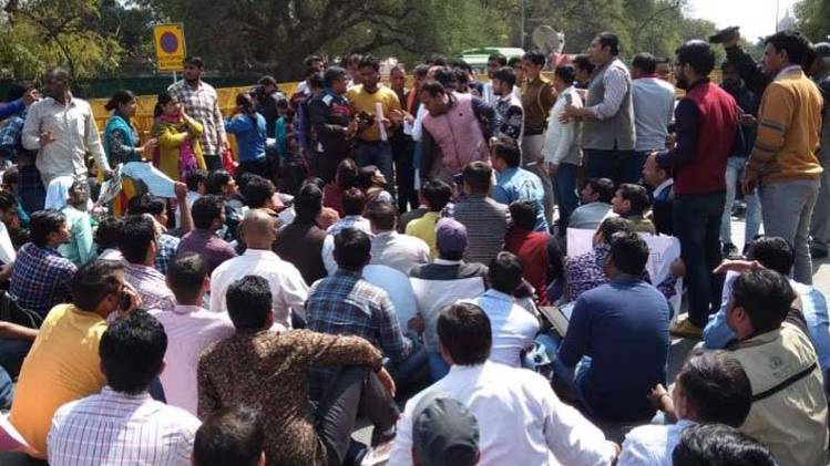जॉब सिक्योरिटी को लेकर धरने पर दिल्ली अतिथि शिक्षक 