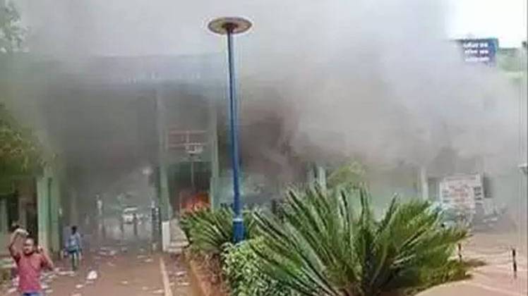 ओडिशा के कालाहांडी जिले में वेदांता के एल्युमिनियम प्लांट के बाहर आग लगा दी. 