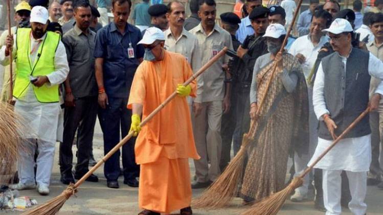 ताजमहल के बाहर झाड़ू लगाते योगी आदित्यनाथ