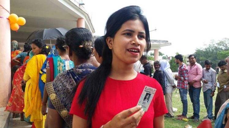 दूसरे चरण में वोट डालते मतदाता