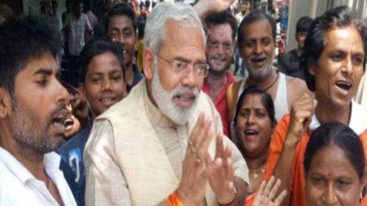 चुनाव प्रचार के दौरान अभिनंदन पाठक(फोटो- हरीश कांडपाल)