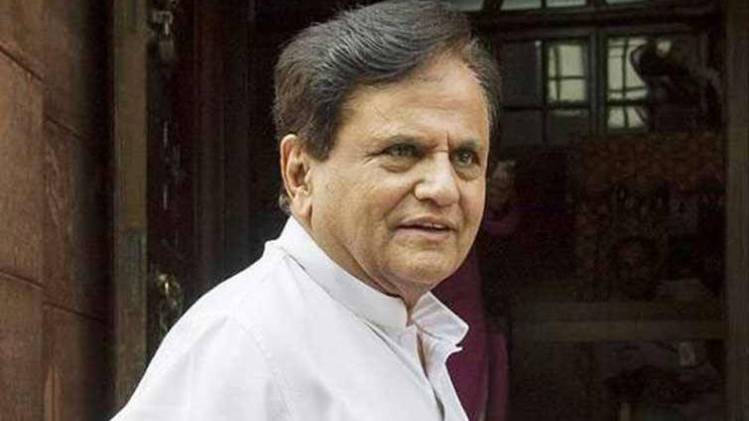 कांग्रेस के दिग्गज नेता अहमद पटेल भी घेरे में आ घए (फाइल)