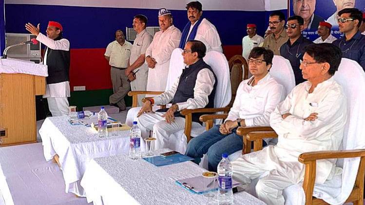 आगरा की रैली में आकाश का डेब्यू