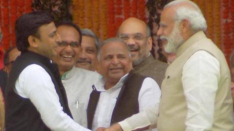 अखिलेश यादव, नरेंद्र मोदी और मुलायम सिंह (फोटो-फाइल)