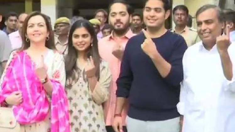 मुकेश अंबानी सहित कॉरपोरेट जगत के कई दिग्गजों ने डाले वोट (ANI)