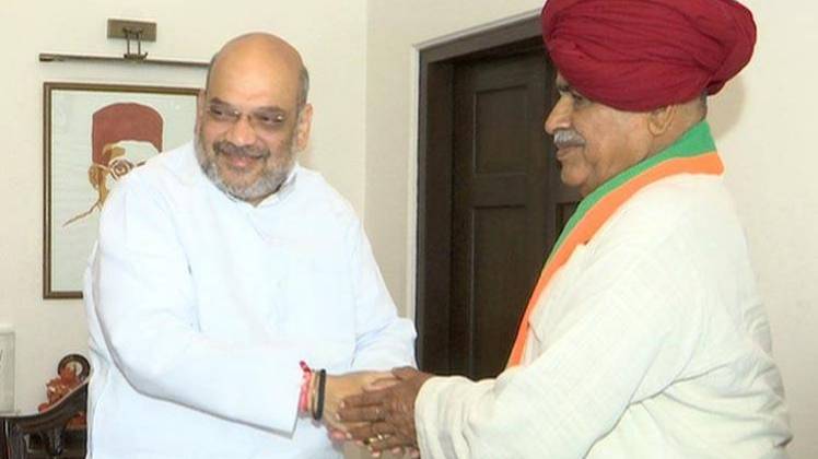 बीजेपी में शामिल होने के बाद अमित शाह से मिलते हुए कर्नल बैंसला