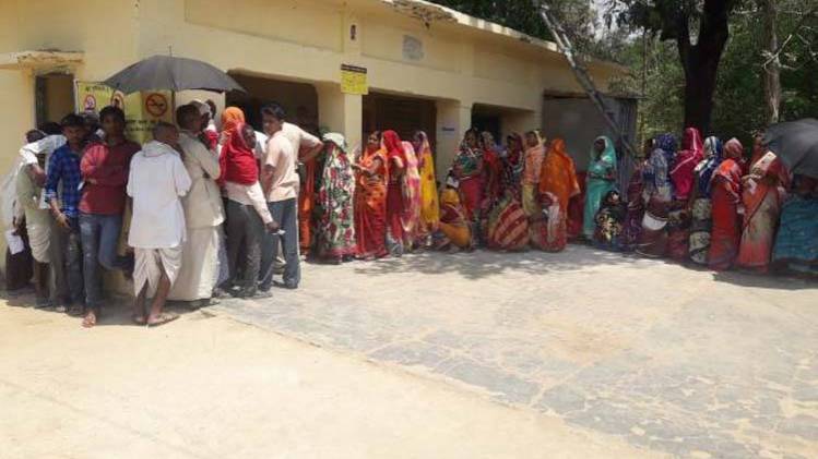 पोलिंग बूथ के बाहर मतदाता