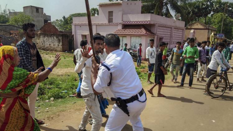 वोटिंग के दौरान लाठीचार्ज (फोटो- PTI)