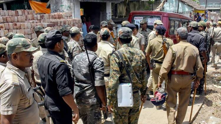 बूथ पर तैनात सुरक्षाबल ( फोटो- PTI)