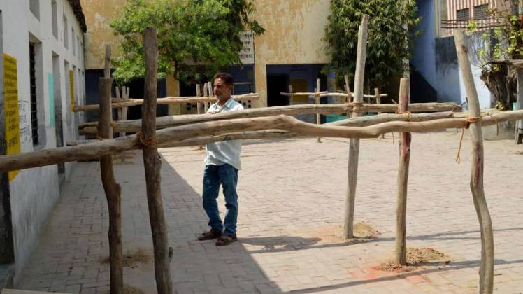 सहारनपुर में लोकसभा चुनाव के लिए हर मतदान केंद्र पर तैयारी पूरी कर ली गई है (फोटो साभार- एम. शौकीन)