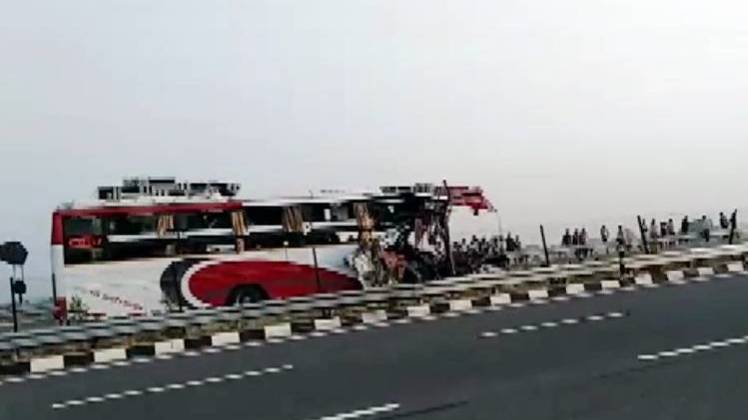 मैनपुरी के पास सड़क हादसा (Photo: ANI)