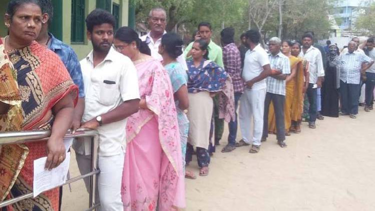 चित्तूर में मतदाताओं की लंबी कतार (फोटो- आजतक)