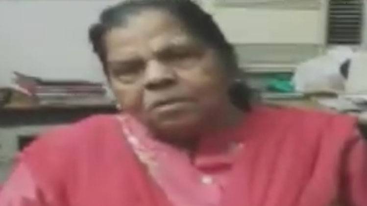 शक्ति भार्गव की मां ने बताया कि बेटे से वे अलग रहती हैं. 