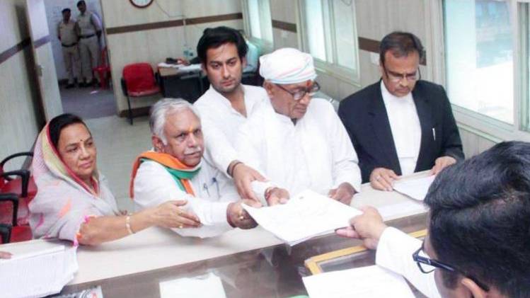 भोपाल में पर्चा दाखिल करते कांग्रेस प्रत्याशी दिग्विजय सिंह (फोटो-Twitter/digvijaya_28)