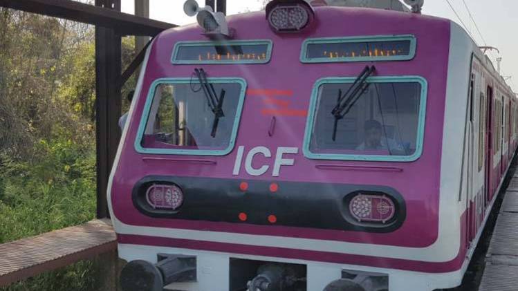 गाजियाबाद, नई दिल्ली और पलवल के बीच चलेगी नए रंग की हाईटेक ट्रेन (फोटो-सिद्धार्थ तिवारी)