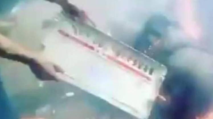 वीडियो में EVm को जमीन पर गिराते-जलाते देखा जा सकता है। (फोटो: फेसबुक/इमरान चीकू) 