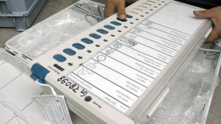 ईवीएम में बीजेपी के निशान कमल के नीचे बीजेपी लिखे होने की थी शिकायत