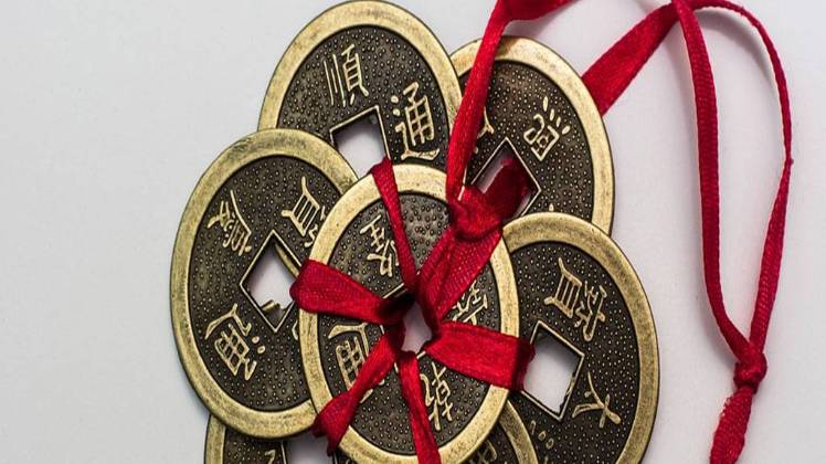 फेंगशुई के रेड रिबन में बंधे 3 सिक्के चमका सकते हैं आपकी किस्मत