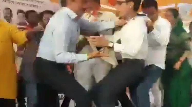 जल संसाधन मंत्री गिरीश महाजन को भी धक्कामुक्की का सामना करना पड़ा