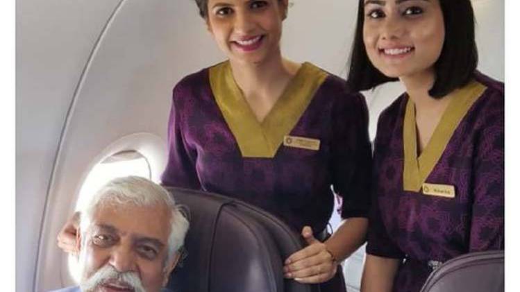 क्रू मेंबर के साथ मे. जन. जीडी बख्शी (फोटो-टि्वटर)