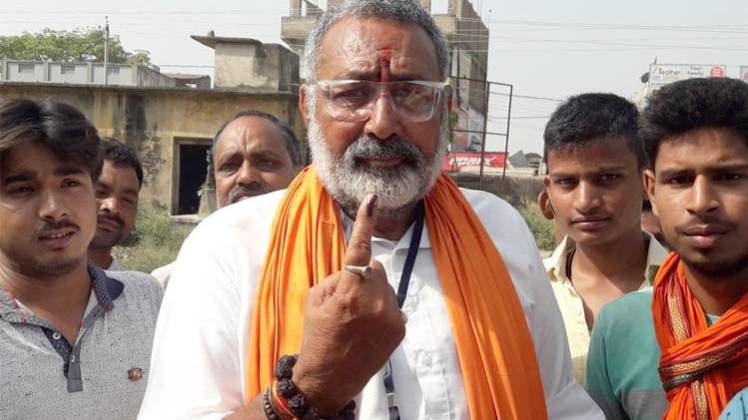 वोट डालने के बाद केंद्रीय मंत्री गिरिराज सिंह