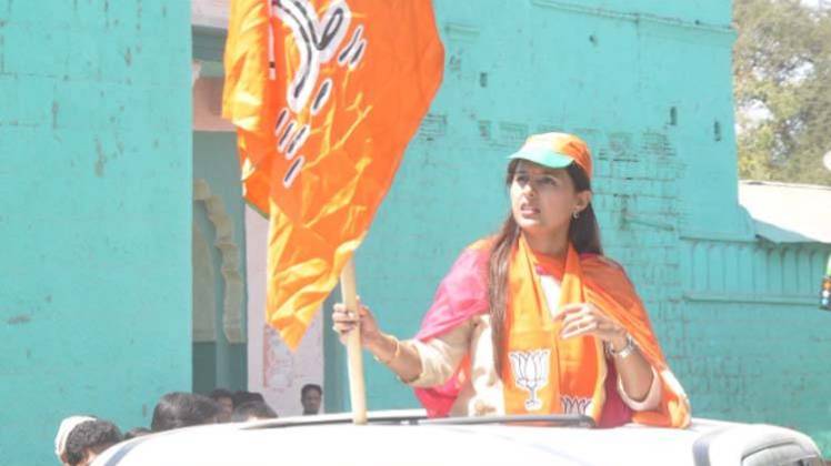 बीजेपी सांसद प्रीतम मुंडे (फोटो-Twitter)