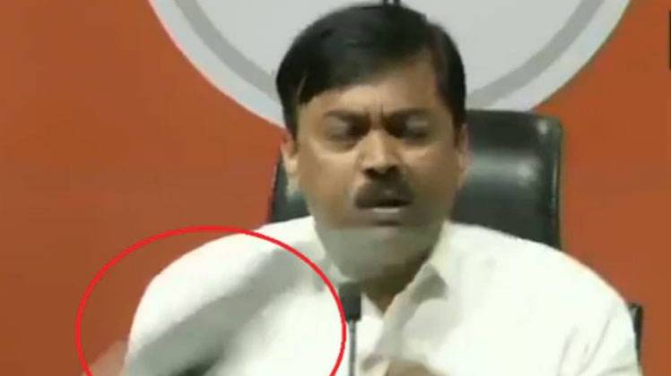 जीवीएल नरसिम्हा राव पर जूता फेंका गया है.