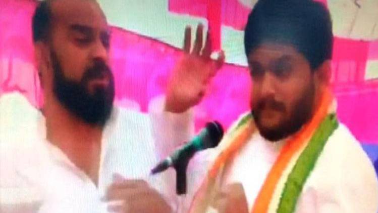 कांग्रेस नेता हार्दिक पटेल को थप्पड पड़ा है.