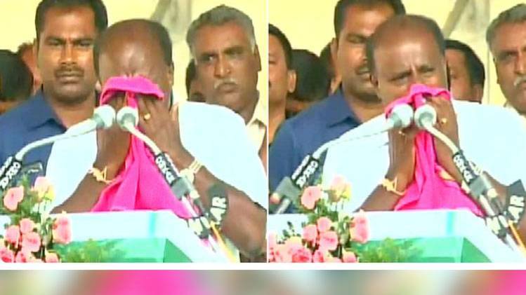 मंच पर रोए कुमारस्वामी