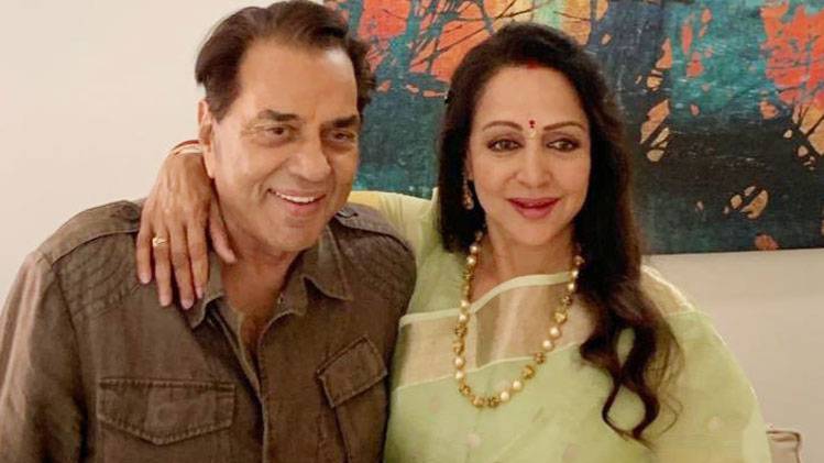 हेमा मालिनी के लिए उनके पति धर्मेंद्र भी प्रचार कर रहे हैं. 