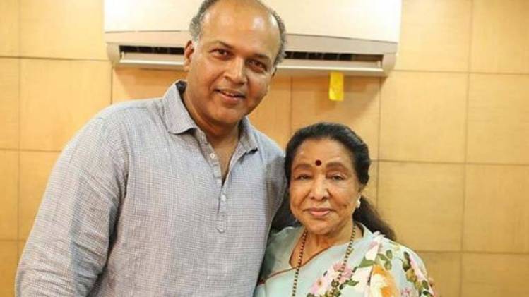 आशुतोष गोवारिकर और आशा भोसले (फोटोः इंस्टाग्राम)