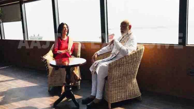 आज तक को इंटरव्यू देते प्रधानमंत्री नरेंद्र मोदी.